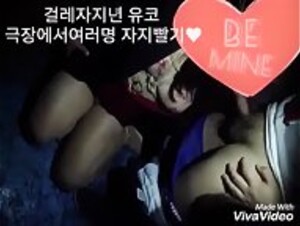[한국야동] 대단한 유코년 영화극장에서 여러명 자지 빨기