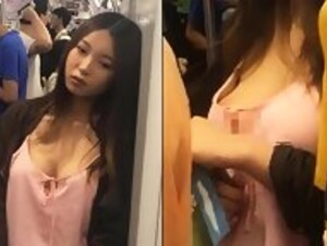 [影片] 捷運厭世妹「胸前放空」被看光　周圍男客忙著偷拍忘伸援 Pretty Taiwan Girl Train Nipples Slip