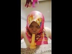 MALAY HIJAB PRACTICING BLOWJOB WITH A TOY