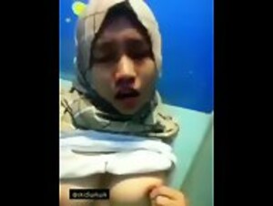 Horny Malay Girl Masturbates In Office Toilet