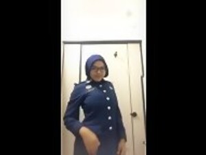 Malaysian Customs Officer Films Herself Masturbating in Public Toilet While in Uniform Video Leaked Part 4 馬來西亞海關職員穿著制服廁所自拍流出第四部