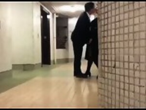 香港地產經紀「樓梯間餵芝士腸」瘋傳，疑似女方老公抓姦流出 1