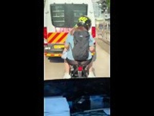 香港電單車女乘客 坐到條透晒成條底褲 後面司機開心到癲咗